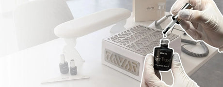 Aplicação de uma base em gel Elarto com pincel num ambiente profissional de manicure