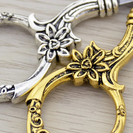 Tesoura Dourada Daisy em Aço Inoxidável